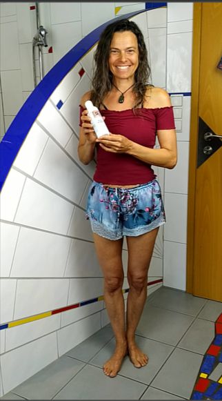 Aloe Vera Anti Cellulite Gel Frau zeigt Produkt - Body Enjoy